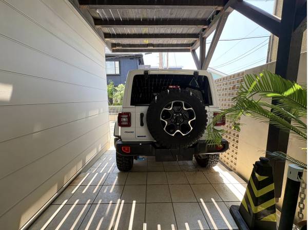 愛車をしっかりと守る屋根付きの駐車スペース