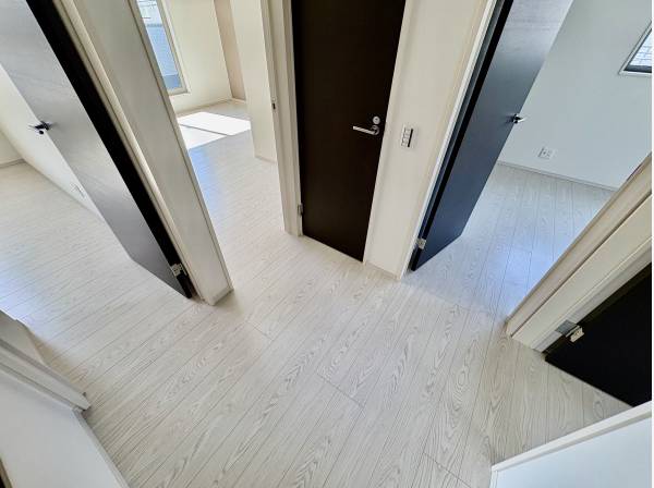 2階は4部屋あります。夜には家族みんな揃って就寝です。