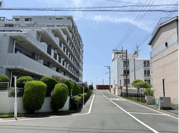 閑静な住宅街に佇む総戸数125戸のマンション！前面道路も広々です