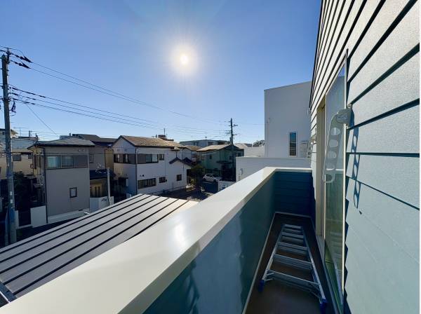 バルコニーは日当たり、風通し良好！