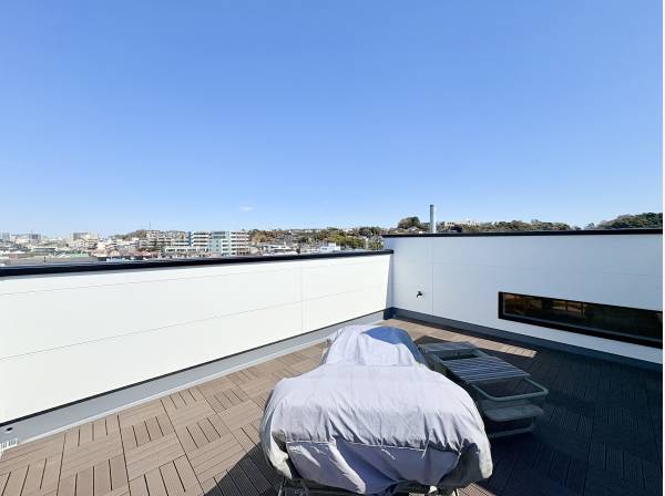 片瀬の街を一望できる至福な時間を堪能できるルーフバルコニー