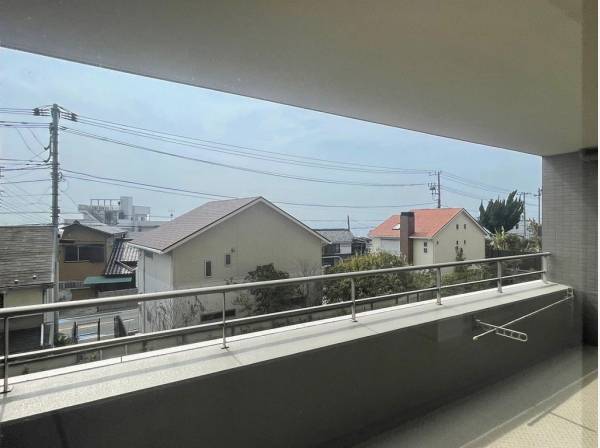 南西に広く面したワイドバルコニーからは海を望めます