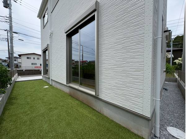 芝生のお庭が暮らしに彩りを添える住まい