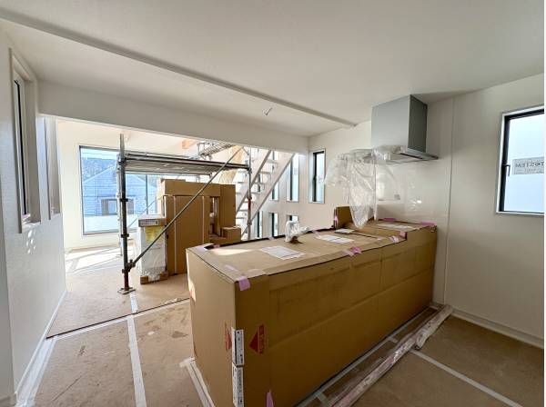 形を現し始めたキッチンが新しい暮らしの動きを思い描かせます