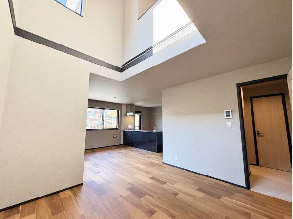 吹抜けで開放感ある空間です