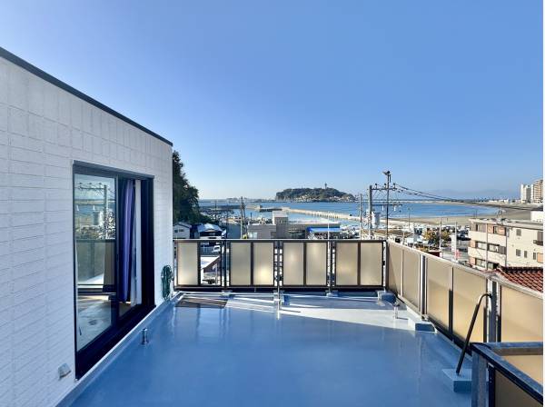 江ノ島と海を望む空のテラス