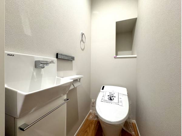 手洗いカウンター付きのすっきりとしたトイレ