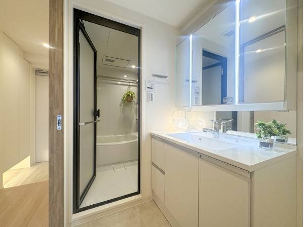 黒のフレームが目を惹くモダンなバスサニタリールーム