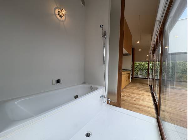 ワンメイクのバスルームで床はＦＲＰです