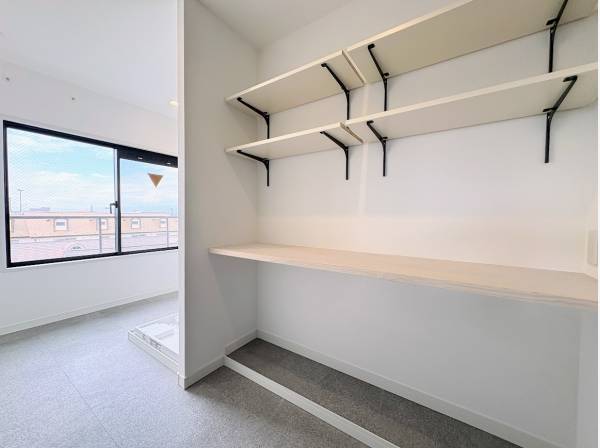 ユーティリティルームも約4帖あるので収納も安心です