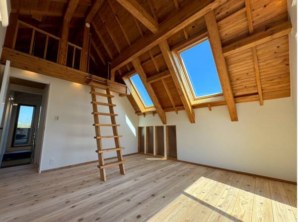 珪藻土の壁と無垢材が調湿し、一年中快適な空気をキープ。