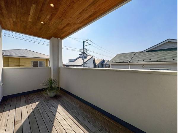 リビングの延長のようなインナーバルコニー