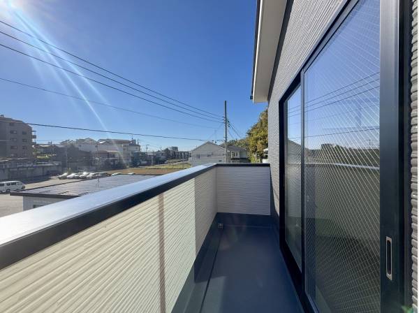 燦燦と陽光注ぐバルコニーは気持ちがいいですね