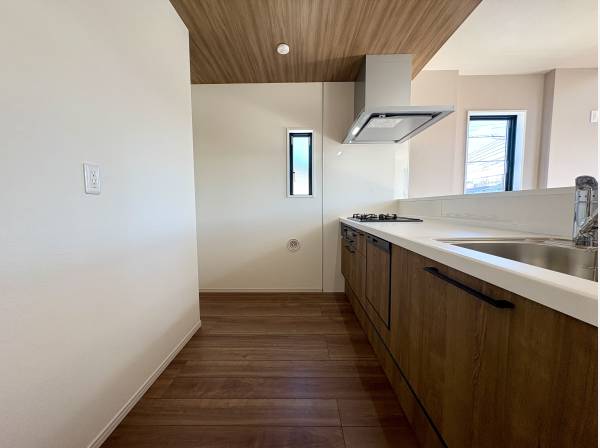 落ち着いたトーンが料理時間を穏やかに彩るキッチン