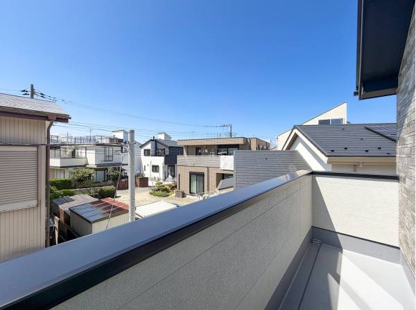 陽当たりの良いバルコニーは遮る建物もなく開放的