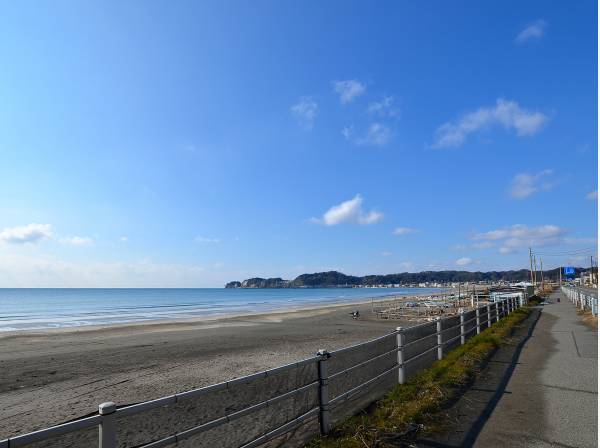 材木座海岸までは徒歩10分（約800m）