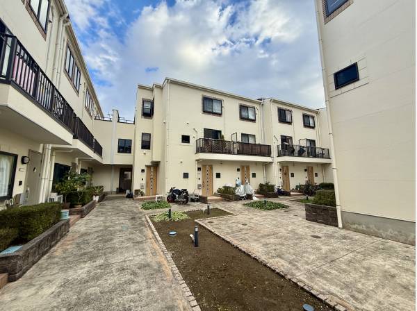 住戸へアクセスできるサブエントランスを完備しています。
