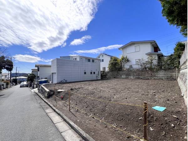 陽当たりに恵まれた緩やかな南ひな壇の立地
