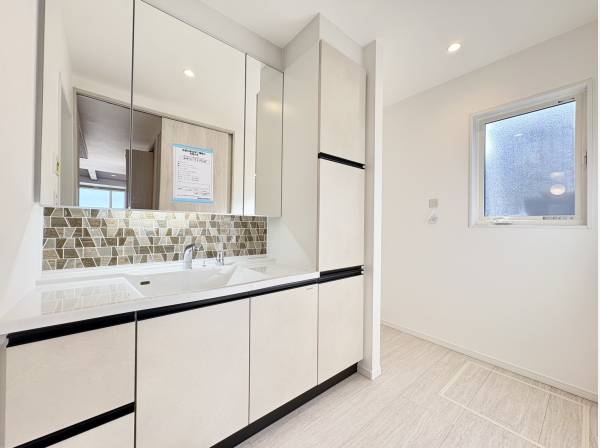 パウダールームもゆったりした広さで収納力◎