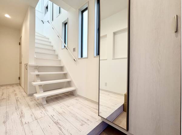 玄関先もすっきりとしていて風通しが良いです