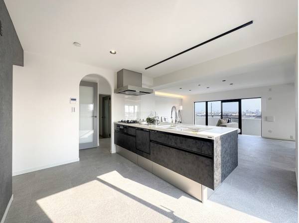 アーチの開口部がアクセントとなったオープンキッチン