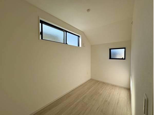 納戸としても便利な洋室（約4帖）