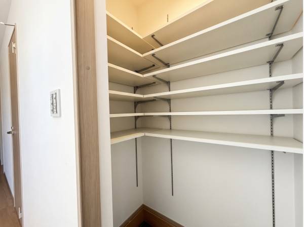 食材のストックに便利なパントリーに隣接した効率的な家事動線。