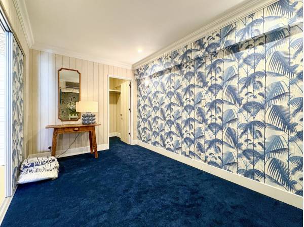 ヤシの木のクロスがリゾート感を掻き立てる洋室