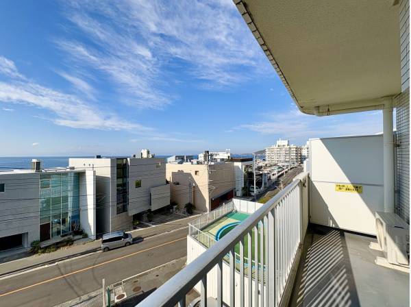 バルコニーは天候によって富士山も眺望することができます