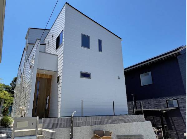 白を基調とした清潔感のある外観