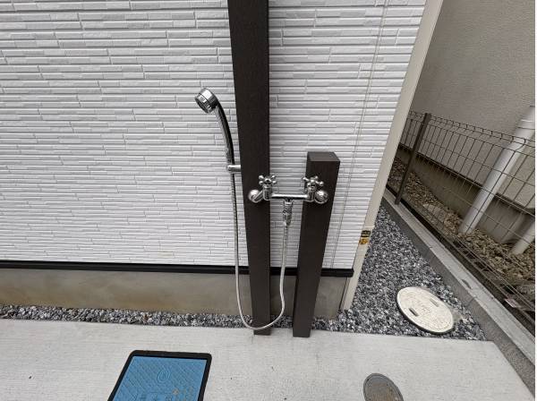 玄関にはシャワーが有りますよ！