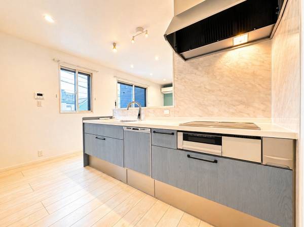 家族との距離が近づく、心地よい対面キッチンのある暮らし。