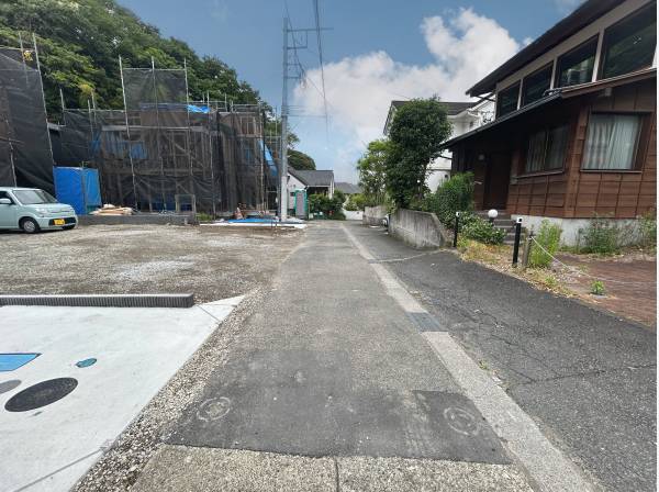 前面道路となります！
