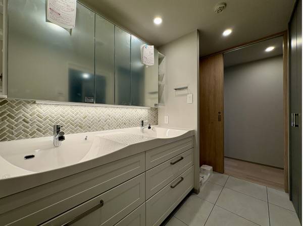 ダブルボールの洗面とミラー収納で朝の渋滞緩和が期待できますね。