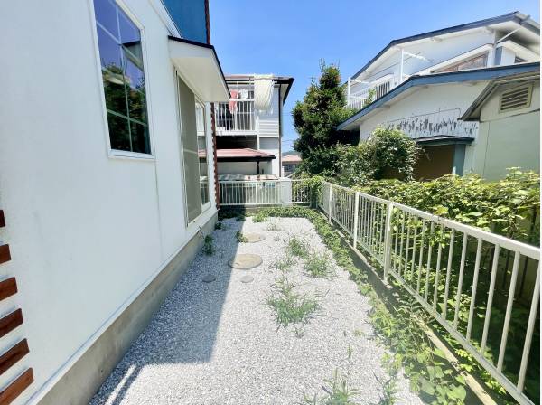 住宅裏手にはお庭スペースもございます