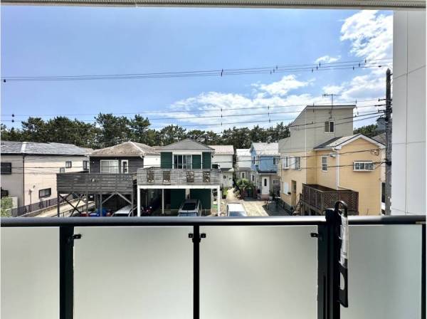 住宅街の空まで身近に感じられるバルコニー