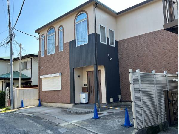 鎌倉駅徒歩6分、延床面積376㎡の大型邸宅です。