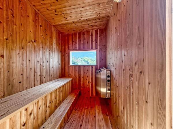 熱気と木の温もりに包まれる至福の時間を堪能してください