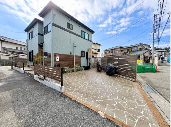 見通しの良い角地に面したゆとりあるカースペース