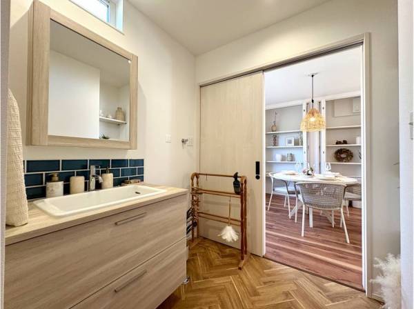 ホテルのような上質感。デザインと収納力を両立した洗面。