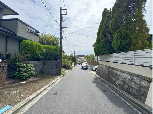 前面道路の様子。遠くまで見渡せて気持ちのいい風が吹き抜ける高台の一画。