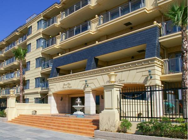 リゾートライクな外観が印象的なオーシャンフロントレジデンス