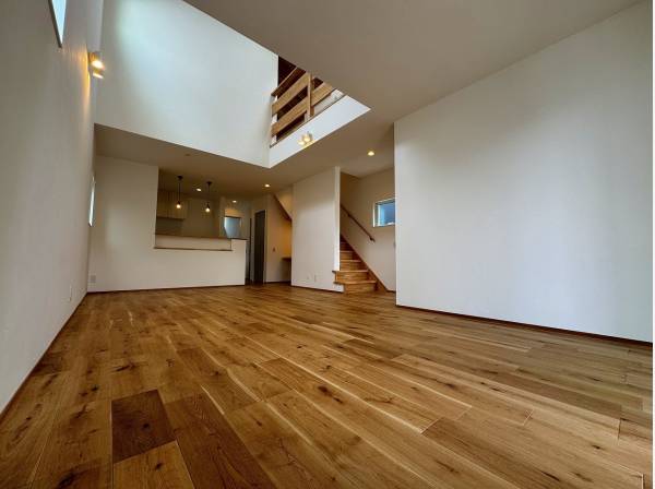 LDKは19.6帖と吹抜けの広々空間、家族の憩いの場に！