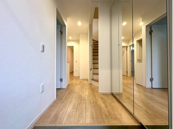 帰宅のたびにほっと安らぐ明るい玄関ホール