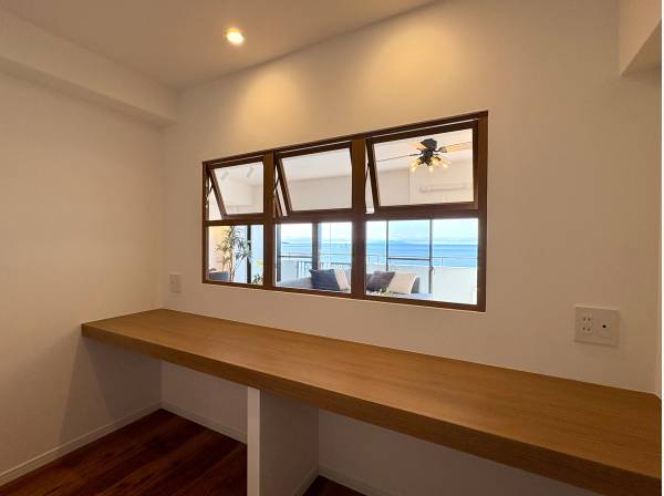 書斎スペースとして利用できるカウンタースペースからも海を眺めます。