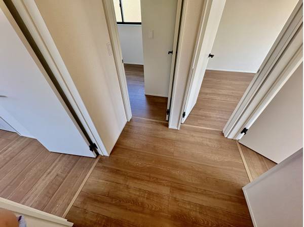 2階には4部屋あり、夜には家族が集合します。