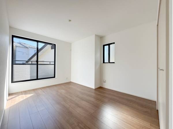 収納が完備された明るいベッドルーム