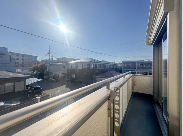 太陽の光を目いっぱい感じられる南向きバルコニー