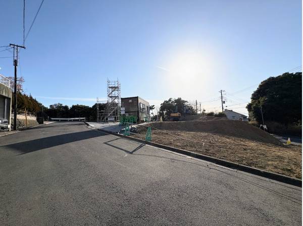 前面道路もゆとりある広さです