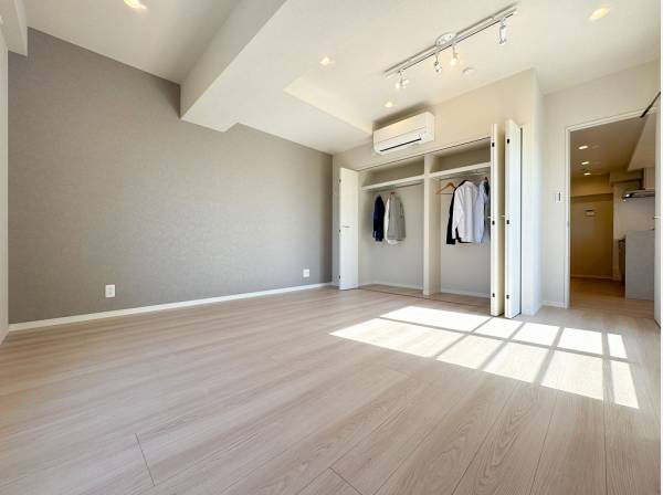 アクセントクロスがおしゃれな洋室